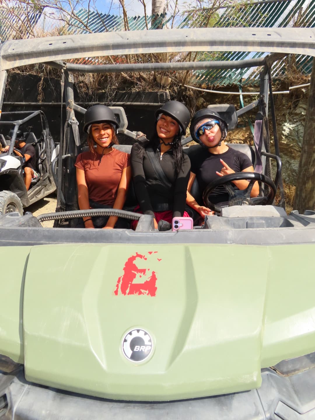 Chicas disfrutando el ATV